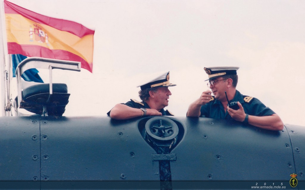 S.M. El Rey D. Juan Carlos I hablando con el segundo comandante del "Tramontana" durante una salida a la mar en octubre de 1995